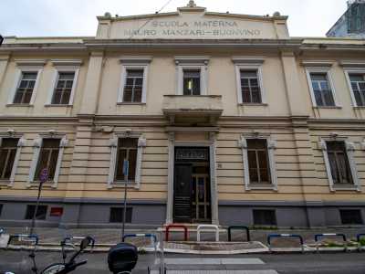Il palazzotto, a due piani e di color crema, esibisce sei finestre inquadrate in una cornice bianca rettangolare decorata con elementi punzonati laterali e una piccola voluta sulla sommit�, oltre a una porta-finestra balconata